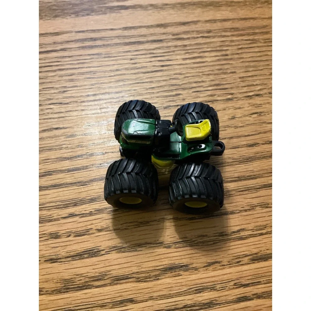 John Deere monter tread‎ green tractor 2